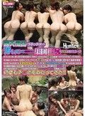 露天風呂でリラックスして浮いている若妻たちの集団桃尻に興奮していたら…！？ボクしかいない貸し切り状態の温泉に、突然入ってきたのは若妻の集団！？それだけでもビックリなのに、その後とんでもない光景が！リラックスした若妻たちは桃尻をお湯に浮かせて温泉を堪能！